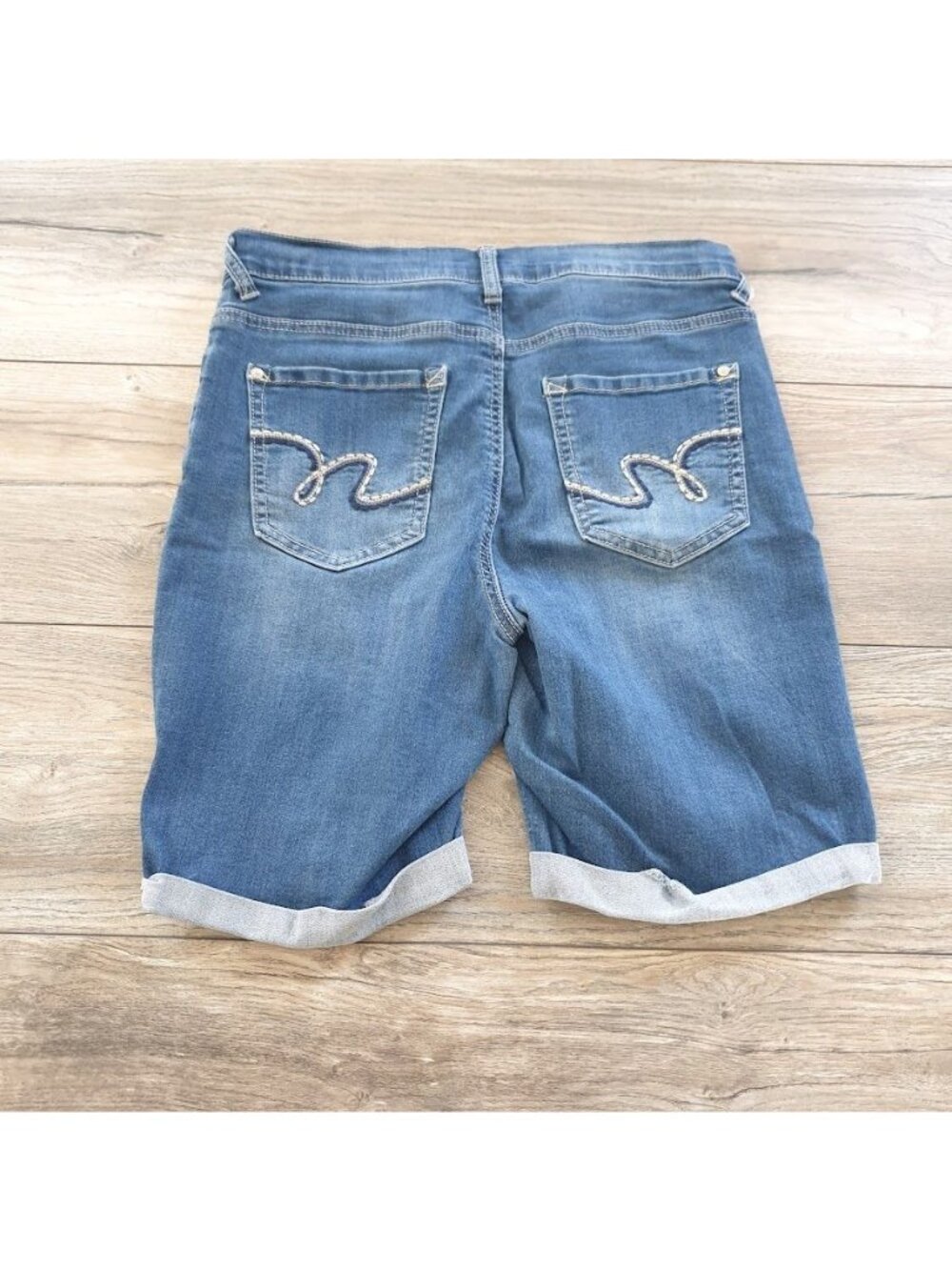 Wallflower Womens Irresistible High Rise Cuffed Denim Bermuda Shorts Size 11 - Picture 7 of 9